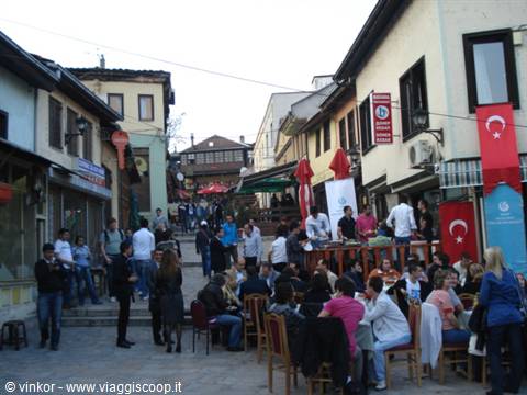 Skopje: crowded bar at the Carsija, the old town