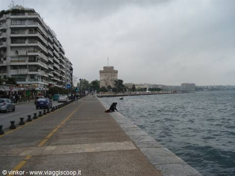 Thessaloniki: seaside walk with ancient tower