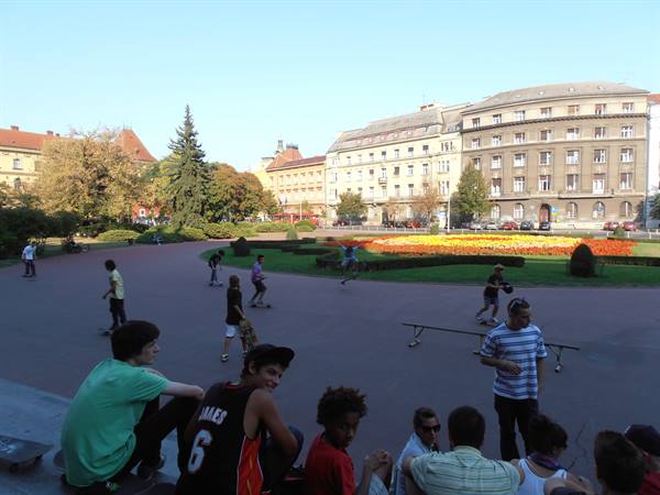 skater in front of the Mimara museum