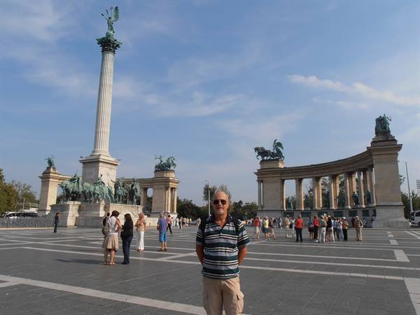 the heroes' square