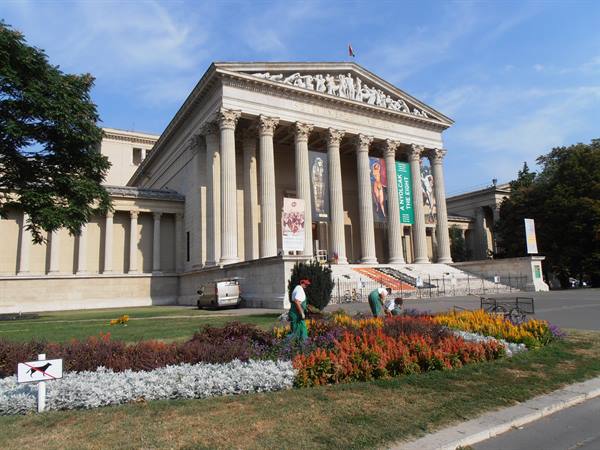 the art gallery beside the heroes' square
