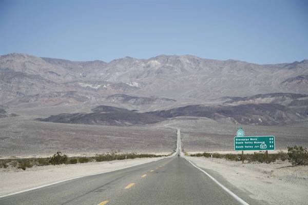 Highway 190 straight toward Stovepipe Wells and Death Valley among arid mountains