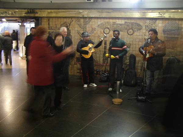 .... dancing in the metro !!!!