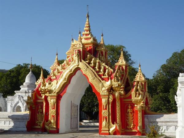 Mandalay:the largest book in the world