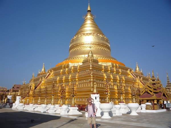 Bagan: the Shwezigon paya