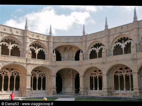 Lisbon cloister of Mosteiro dos Jerónimos
