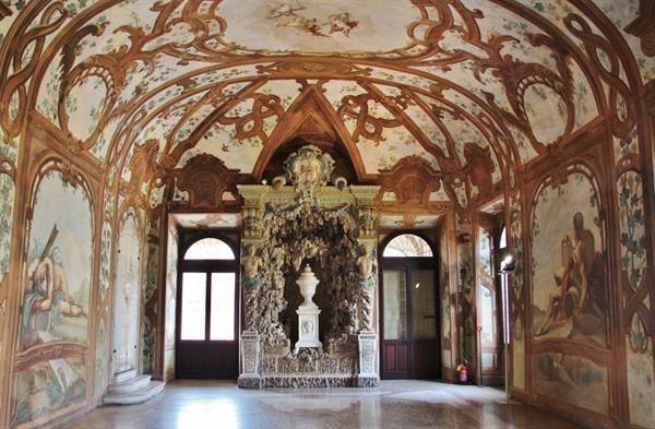 Hall of the Rivers Ducal Palace-Mantua