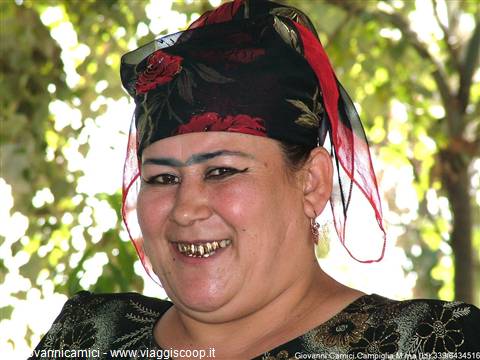 waitress in a Chaykhana