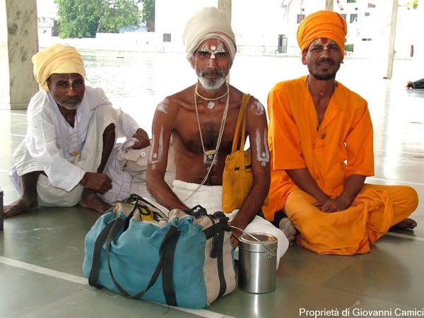 AMRITSAR, Hindu holy man with his disciples