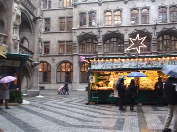 Christmas market stall in the rain in the New Town Hall courtyard, Munich