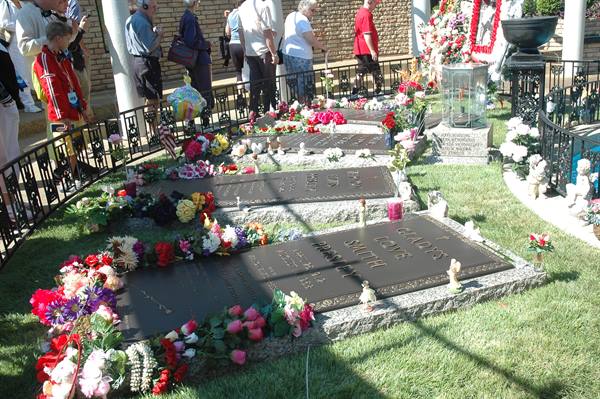 GRACELAND FAMILY GRAVES (ELVIS, HIS MOTHER, FATHER, A BROTHER)