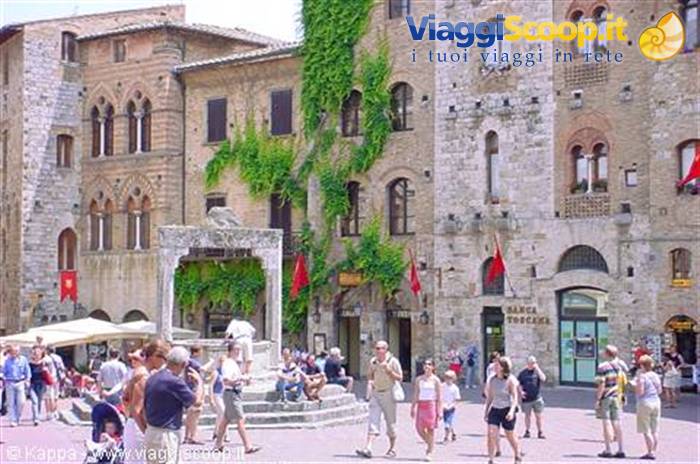 S. Gimigniano - Piazza della Cisterna