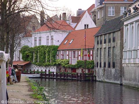 a glimpse with the little canal