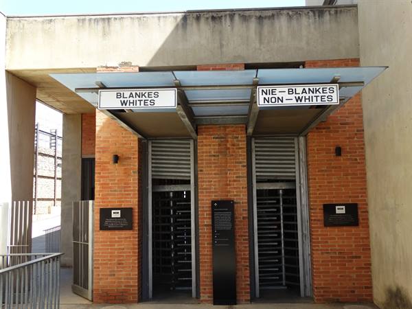Apartheid Museum, entrance: which way would you go in???