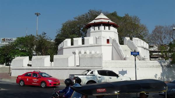 Taxi and tuk-tuk pass the white Phra Sumen Fort in Bangkok