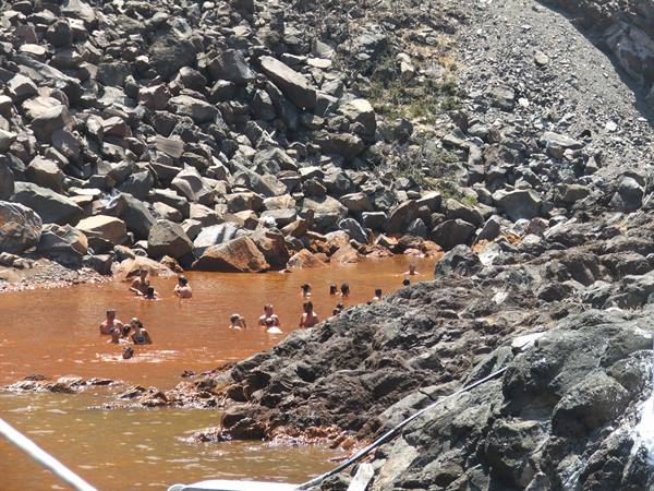 dip in the sea and in the sulphur, Palea Komeni