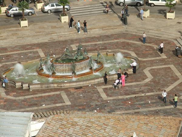 Plaza de la Reina, Turia Fountain