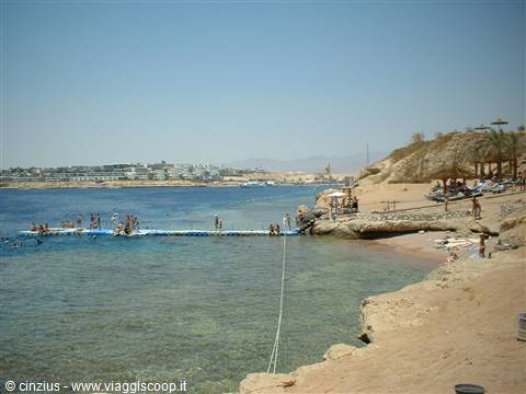 Jetty for diving in and immediately admiring the aquarium below