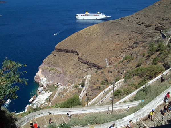 here are the 660 steps to reach Santorini, with the mule it's a feat !! Our ship in the gulf..