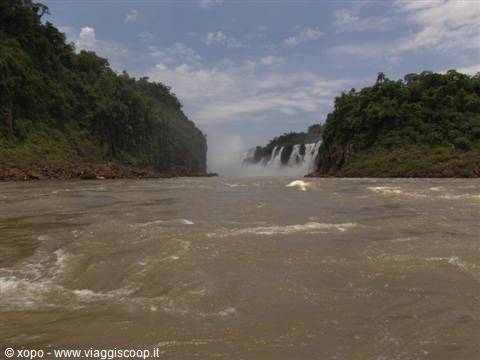 Brown turbulent river with waterfalls and green forest at Iguazú