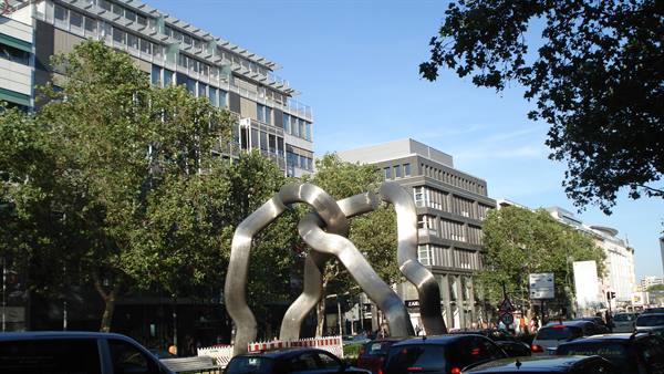 Twisted steel sculpture by Matschinsky-Denninghoff in Berlin