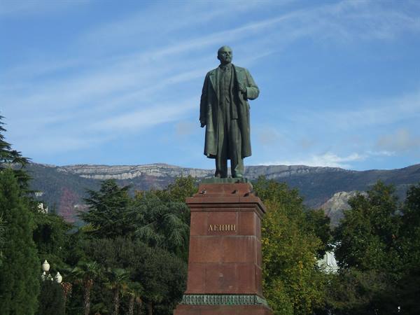 Yalta - Lenin statue