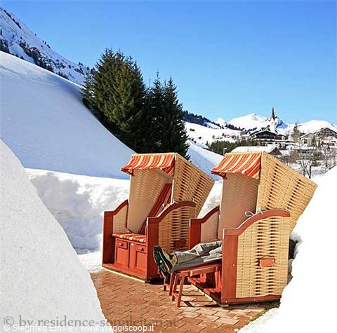 Wicker beach armchair for the guests of the small Residence Sonnleiten in Tyrol