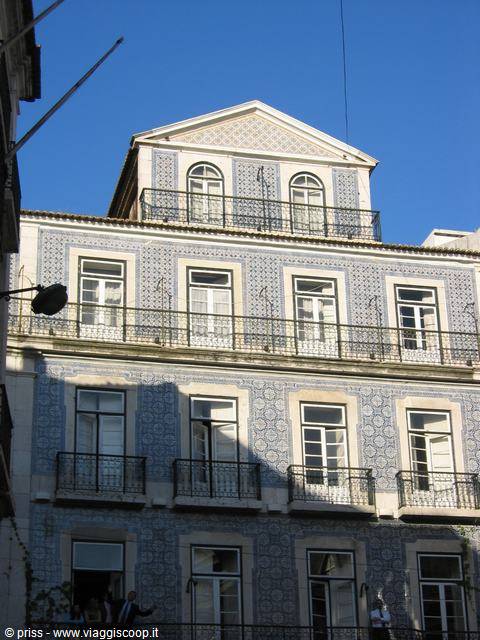 Palazzo con facciata in azulejos blu e bianchi, luminoso cielo azzurro