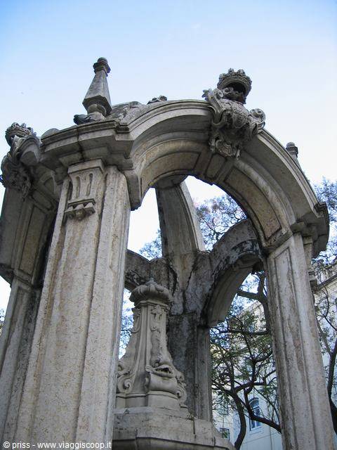 Chafariz del Carmo, padiglione in pietra con archi e corone scolpite