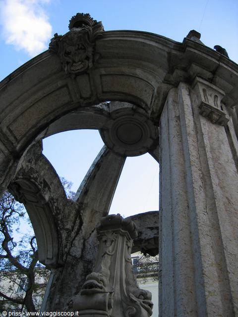 Archi in pietra scolpita contro il cielo, Lisbona