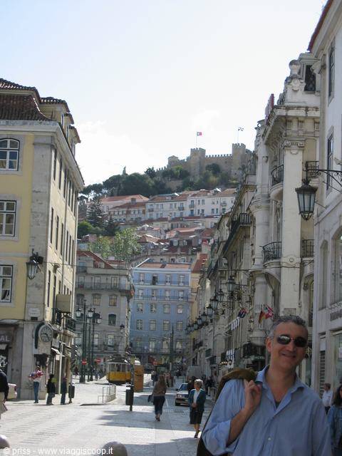 Via Augusta con il castello di San Giorgio sulla collina