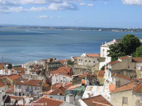 Tetti rossi di Alfama sull'estuario del Tago, Lisbona