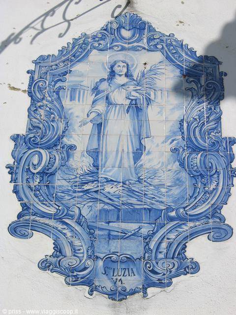 Pannelli di azulejos blu con Santa Luzia su una parete bianca di Lisbona