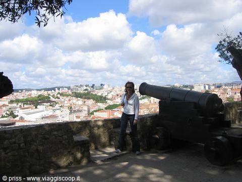 Woman beside a cast-iron cannon at São Jorge Castle above Lisbon