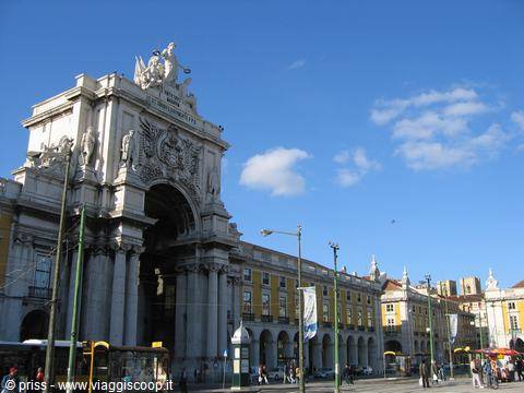 The Rua Augusta stone arch at Praça do Comércio, Lisbon, under a blue sky