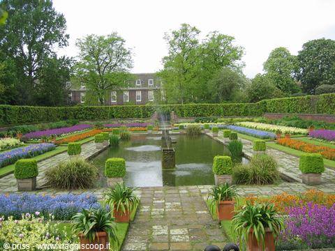 Sunken garden with fountain, flower beds and hedges in front of Kensington Palace