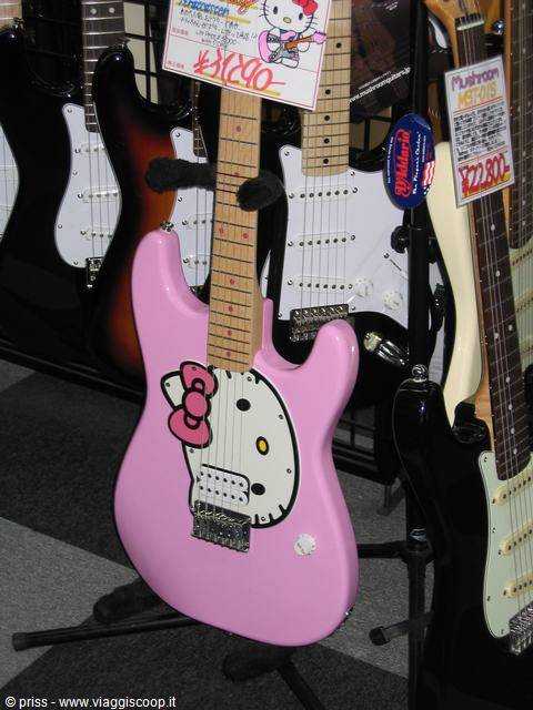 Chitarra elettrica rosa Hello Kitty in negozio di strumenti, Tokyo