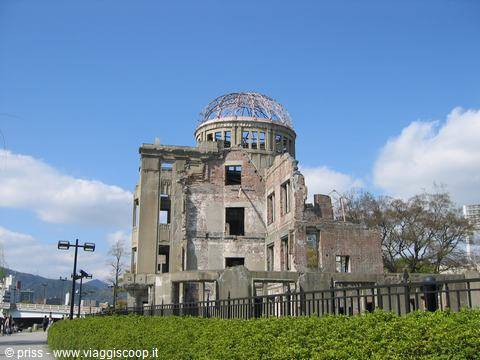 La Cupola della Bomba Atomica a Hiroshima sotto un cielo azzurro