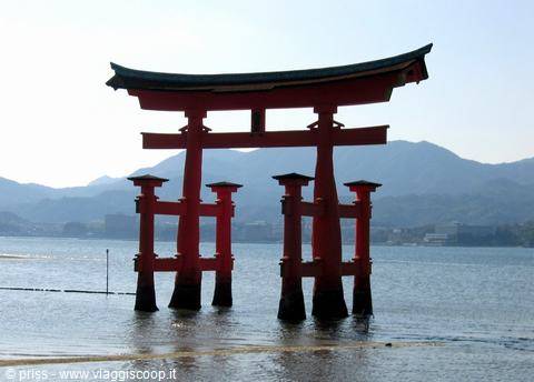 Il grande torii rosso in legno in piedi nell'acqua a Miyajima