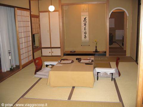Tipica stanza giapponese con tatami, tavolo basso e pergamena calligrafica a Koyasan