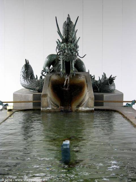 Fontana di bronzo a forma di drago che sputa acqua nella vasca, tempio Kiyomizu