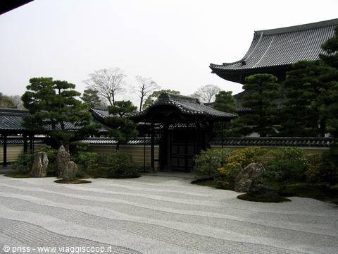 Giardino zen con ghiaia rastrellata e padiglioni in legno a Kyoto