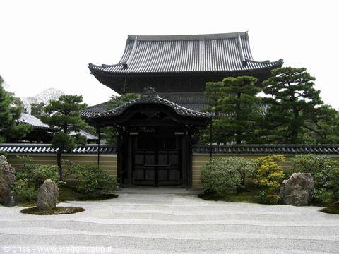Tempio Kencho-ji a Kamakura con giardino di pietre e conifere