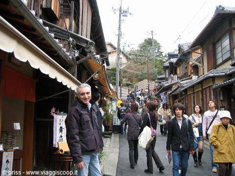 Turisti lungo le case in legno di Sannenzaka, Kyoto