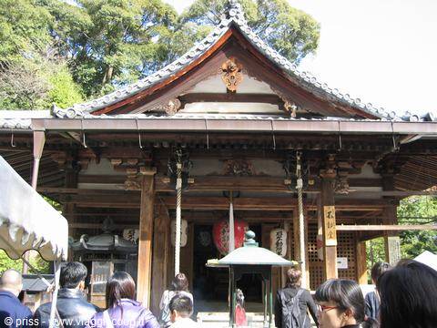 Visitatori davanti alla sala in legno del tempio Kiyomizu-dera, Kyoto