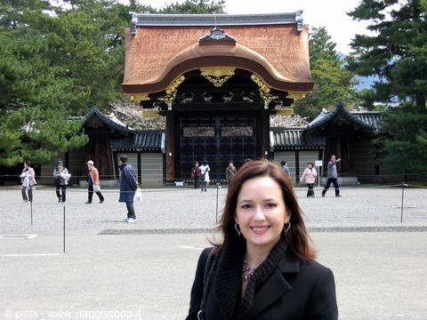 Davanti al cancello del Palazzo Imperiale di Kyoto, tra turisti e pini