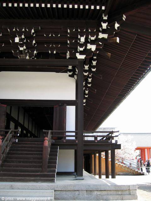 Il grande tempio di Sanjusangen-do a Kyoto, travi in legno scuro e porticato