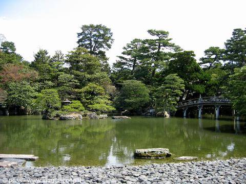 Ponte in pietra sul laghetto del giardino imperiale di Kyoto