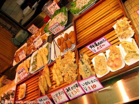 Vassoi di tempura con cartellini dei prezzi al mercato di Nishiki, Kyoto