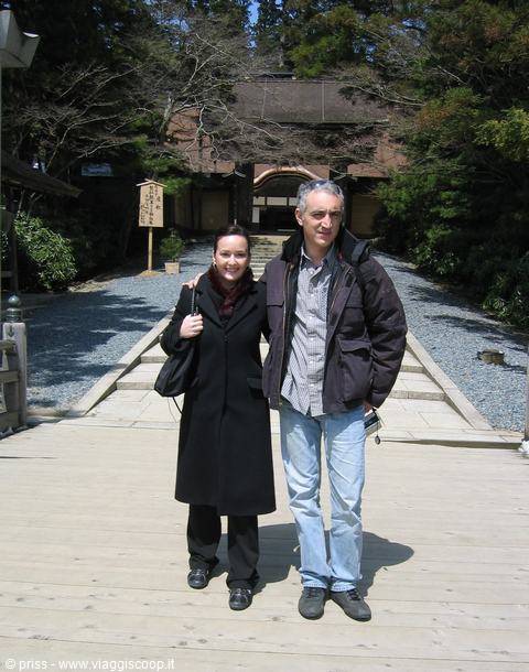Coppia posa davanti al cancello ligneo del tempio, a Koyasan